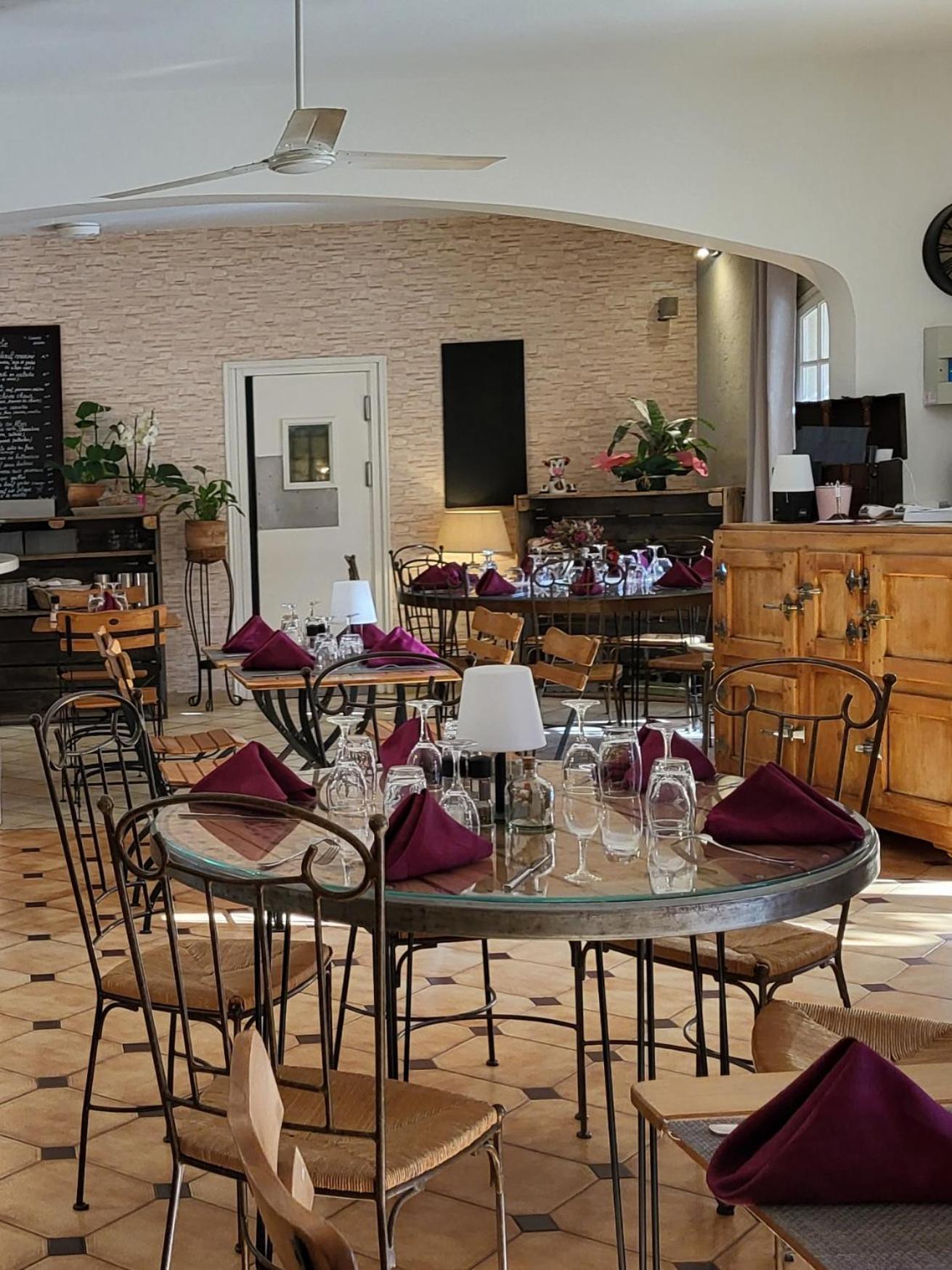 Auberge De La Table Ronde ヴィノン・シュル・ヴェルドン エクステリア 写真